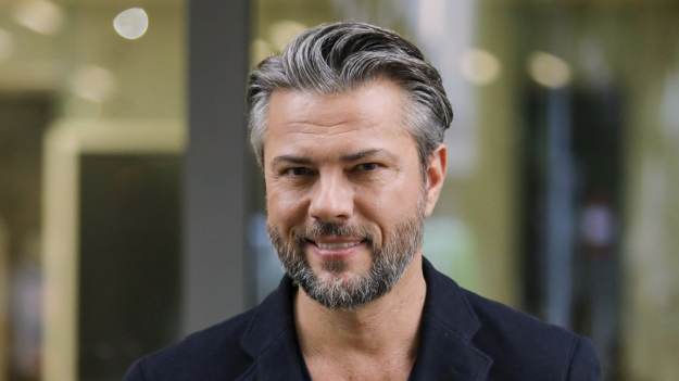 RMF Extra: Co się stało z jego skórą? Fani martwią się o Oliviera Janiaka. "Boli od samego patrzenia" [FOTO]