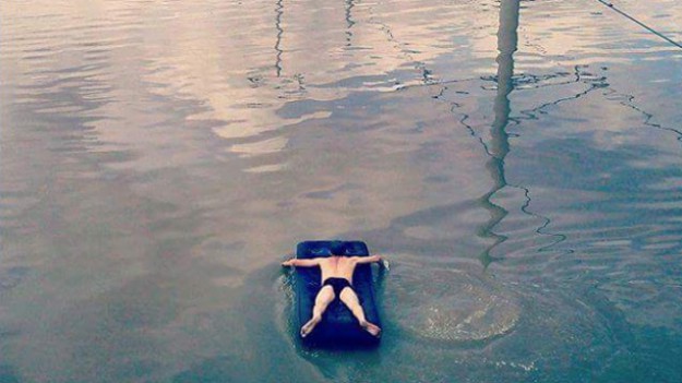 RMF Extra: Mieszkaniec Trójmiasta znalazł sposób na zalewający ulice deszcz!