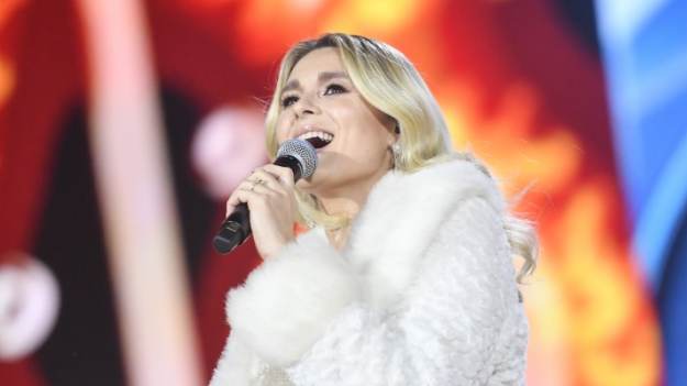 RMF Extra: Kajra w czerwieni. Strój kąpielowy podkreślił wszystkie jej atuty! Żona Sławomira zachwyca w sieci 