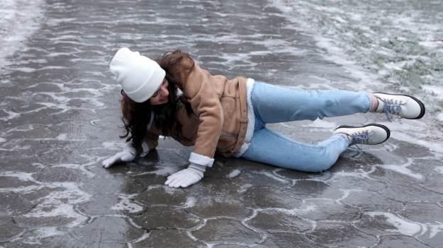 RMF Extra: Jak chodzić zimą, żeby się nie przewrócić? Francuskie media polecają ten sposób 