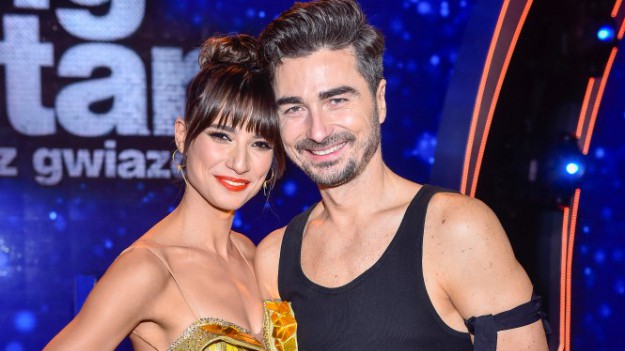 RMF Extra: Lenka Kliment i 15 lat starszy Jan Kliment na ślubnej fotografii. Suknia tancerki robi wrażenie! 