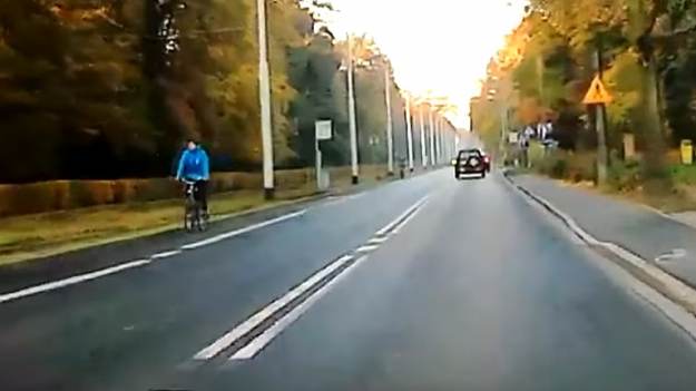 RMF Extra: Wyszedł spod maski w czasie jazdy... Taki pasażer "na gapę" przeraziłby niejednego kierowcę! [WIDEO] 