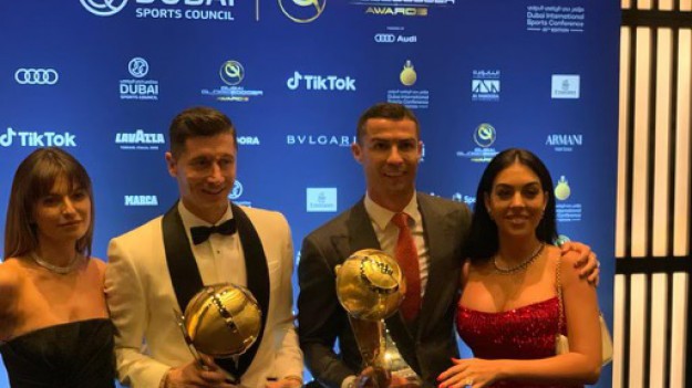 RMF Extra: Lewandowski i Ronaldo na wspólnym zdjęciu z ich partnerkami! Triumf polskiego piłkarza na Globe Soccer Awards