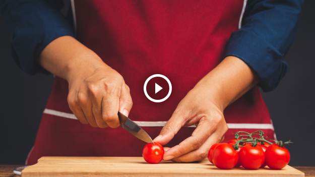 RMF Extra: Trik z TikToka odmieni krojenie pomidorków koktajlowych. Ten sposób to oszczędność czasu! [WIDEO]