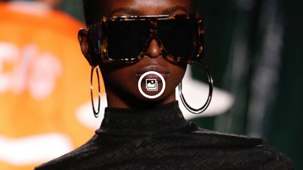 RMF Extra: Modelka z trzema piersiami: Kontrowersyjny tydzień mody w Mediolanie?! 