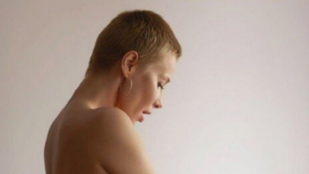 RMF Extra: Katarzyna Warnke pozuje topless i pręży pośladki w sesji dla "Playboya"