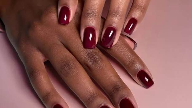 RMF Extra: „Cherry mocha nails”. Odkryj trend z TikToka na jesienny manicure