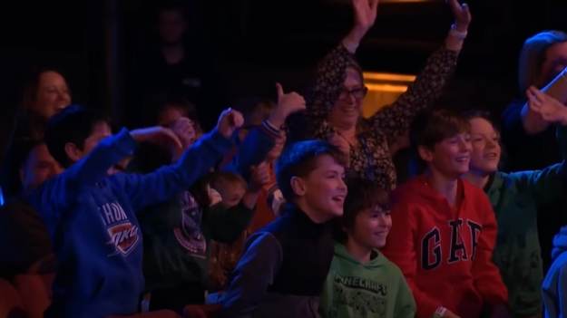 RMF Extra: Nauczyciel wziął udział w "Mam talent". Nie wiedział, że na widowni są jego uczniowie. Poruszające nagranie robi ma ponad milion wyświetleń! [WIDEO]