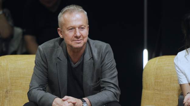 RMF Extra: Bogusław Linda tanecznym krokiem przechadza się po rajskim kurorcie. Tak 70-letni aktor spędza wakacje [WIDEO]