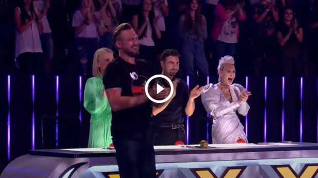 RMF Extra: Grupa nastolatków doprowadziła jurorów do łez. Uczestnicy "Mam talent" zapamiętają ten dzień do końca życia! [WIDEO]