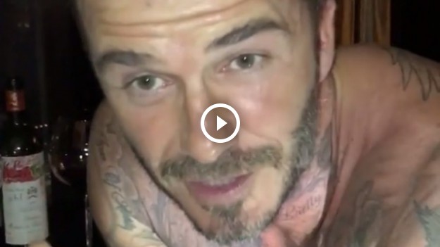 RMF Extra: Prawie nagi David Beckham robi pompki na fortepianie!