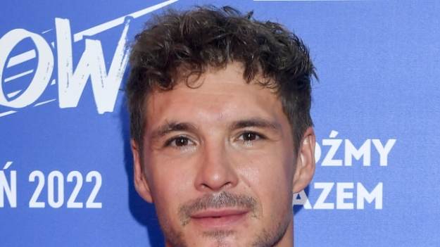 RMF Extra: Mikołaj Roznerski pokazał zdjęcie sprzed 10 lat. Fani przecierają oczy: "Aż trudno się oprzeć" [FOTO]