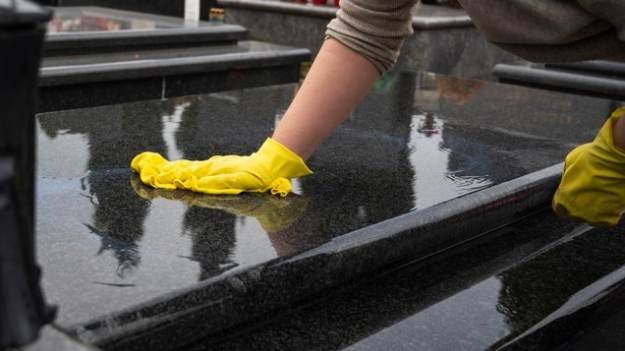 RMF Extra: Jak wyczyścić grób? 3 domowe sposoby na czyszczenie pomnika