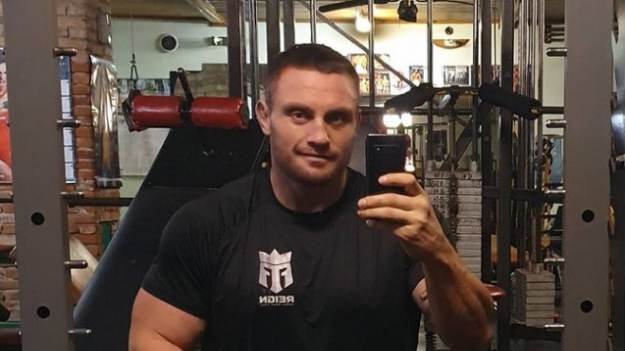 RMF Extra: "Gogglebox. Przed telewizorem". Krzysztof Radzikowski pokazał syna i partnerkę. "Piękna kobieta u twego boku" - komentują internauci [ZDJĘCIE]