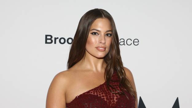 RMF Extra: Ashley Graham eksponuje krągłości na  Instagramie. Zaprezentowała się w prześwitującym kombinezonie [FOTO]