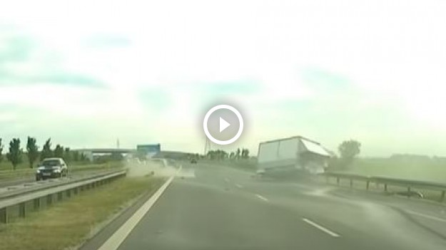 RMF Extra: Samochód wjechał w foodtrucka. Naczepa rozpadła się na kawałki. O włos od tragedii na S5 [WIDEO]