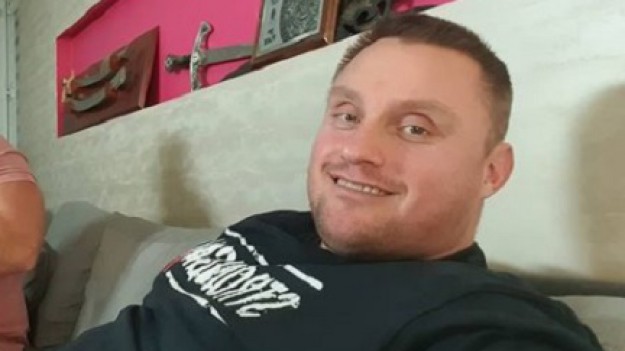 RMF Extra: Krzysztof Radzikowski z programu: "Gogglebox. Przed telewizorem" pokazał syna. "Młody już pręży biceps" [ZDJĘCIE]