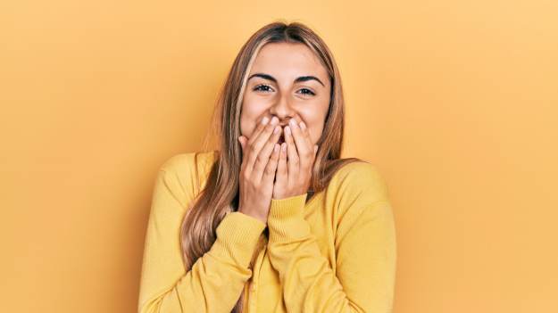 RMF Extra: Co oznacza zasłanianie ust podczas śmiechu? Psychologia tłumaczy takie zachowanie