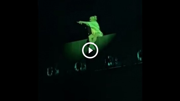 RMF Extra: Billie Eilish przerwała swój występ. Co stało się na koncercie wokalistki? [WIDEO]