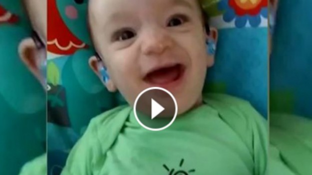 RMF Extra:  Ten maluszek po raz pierwszy usłyszał głos swojej mamy! Jego reakcja jest bezcenna! 