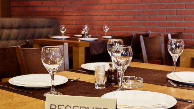 RMF Extra: Nie przyszedł do restauracji, w której zarezerwował stolik. Zapłacił ponad 2 tys. zł kary