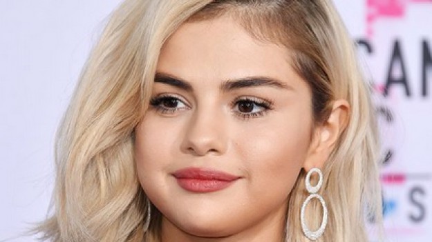 RMF Extra: Metamorfoza Seleny Gomez. Wiemy, jak udało jej się osiągnąć taki efekt!