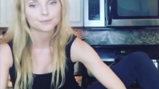 RMF Extra: Iza Miko pokazuje, jak "okadza waginę", by nie śmierdziała. Zachęca fanki, by robiły to samo