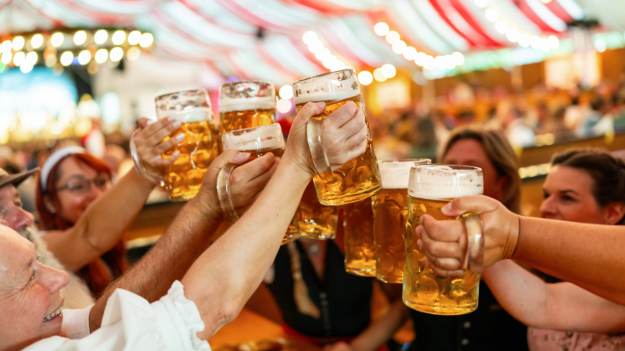 RMF Extra: Ile kosztuje piwo na Oktoberfest? Cena za kufel powala