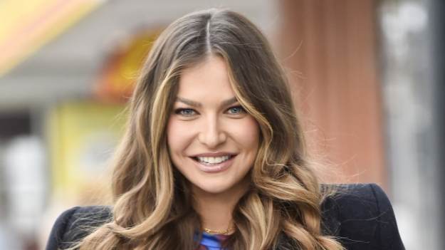 RMF Extra: Anna Lewandowska z nagim biustem wśród skał. Tak odważnych zdjęć nie miała [FOTO]