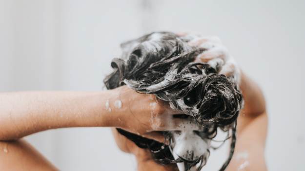 RMF Extra: Wystarczy, że do szamponu dodasz trzy krople. Kosztuje grosze, a efekty przebijają drogie kosmetyki      