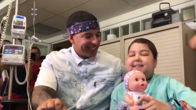 RMF Extra: Autor hitu "Despacito" zaśpiewał z chorą na raka dziewczynką. Piękny gest!
