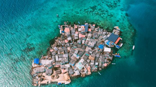 RMF Extra: Przechodzą przez dom sąsiada, by dostać się na ulicę. Oto najbardziej zatłoczona wyspa świata