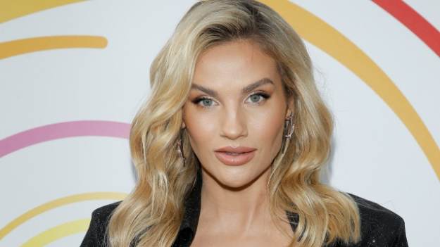 RMF Extra: Karolina Gilon pokazała, jak wygląda przed i po nałożeniu makijażu. Wszystko się nagrało! [WIDEO]