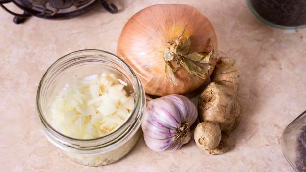 Weź cebulę i miód. Ten syrop na kaszel zrobisz..