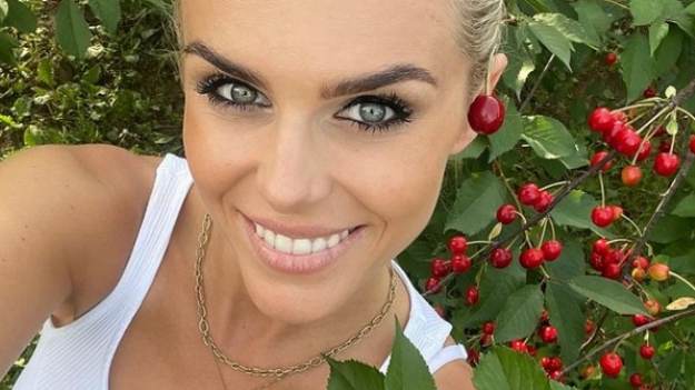 RMF Extra: Marlena Muranowicz bez ubrania. Żona Marcina Mroczka zasłoniła nagie ciało kolorowymi kwiatami [ZDJĘCIA]