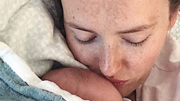 RMF Extra: Olga Frycz opublikowała pierwsze zdjęcia z dzieckiem! Wyglądają uroczo!