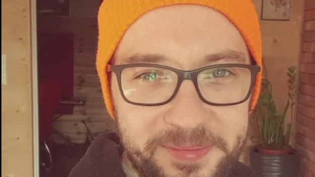 RMF Extra: Enej apeluję do słuchaczy RMF FM by pozostali w domach i podpowiada, jak wykorzystać czas wolny. Zobacz wyjątkowe wykonanie utwór "Zbudujemy dom"