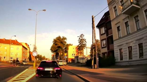 RMF Extra: Kto zawinił? Zderzenie hulajnogi z samochodem osobowym tuż przy rondzie [WIDEO]