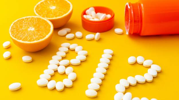 Jak rozpoznać niedobór witaminy B12? Poznaj 5..