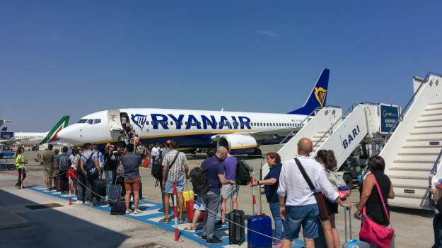 Wakacyjne loty samolotem zagrożone? Ryanair..