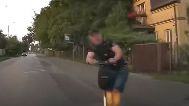 RMF Extra: Pijany na hulajnodze wjechał wprost pod samochód. Dramatyczne nagranie z Piastowa [WIDEO]