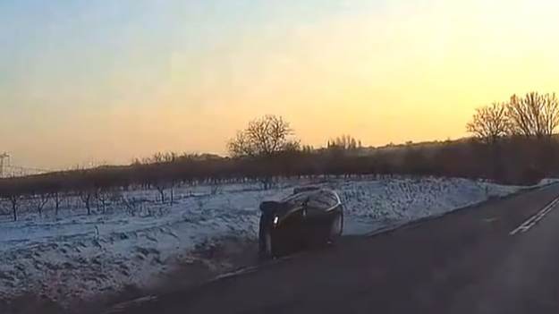 RMF Extra: Wyprzedzanie niemal skończyło się czołowym zderzeniem! Samochód wylądował w rowie... [WIDEO]