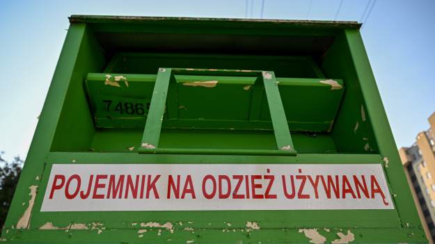 RMF Extra: Koniec wożenia starych ubrań do PSZOK! Od 2026 roku nowe pojemniki na tekstylia