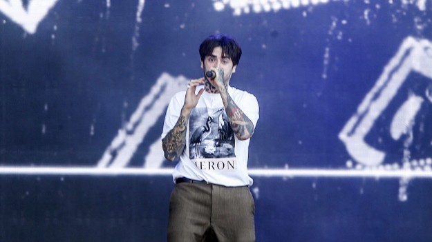 RMF Extra: Quebonafide sprzedał swoje stare ubrania za 40 tysięcy złotych. Wiemy, na co przeznaczył kwotę