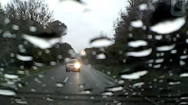 RMF Extra: Sofa na środku drogi! Mebel wypadł z jadącego pojazdu. To mogło skończyć się tragicznie! [WIDEO] 