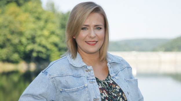 RMF Extra: Aneta Zając w białej sukni. Z ubiorem kontrastuje zaskakujący kolor włosów! Gwiazda "Pierwszej miłości" nie do poznania [ZDJĘCIE]