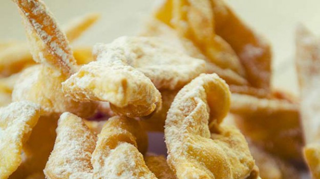 RMF Extra: Tłusty czwartek: Sprawdź przepis na kruche faworki! 