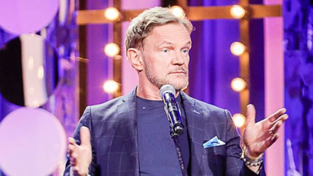 RMF Extra: Cezary Pazura w makijażu spod pędzla żony. Do twarzy aktorowi?