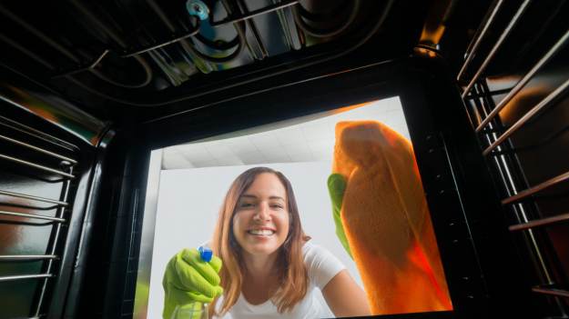 RMF Extra: Jak wyczyścić szybę z piekarnika? Tak usuniesz stare przypalenia