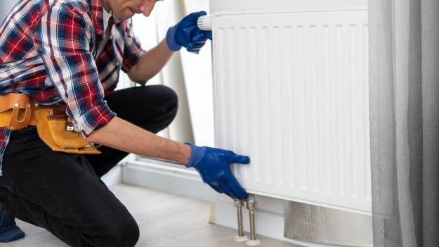 RMF Extra: Jak odpowietrzyć grzejnik zimny na dole? Wyjaśniamy krok po kroku